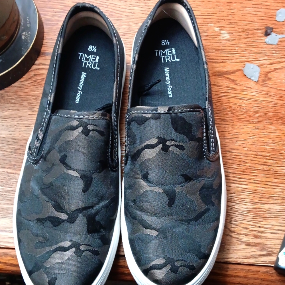 Time and tru camo loafers sz 8.5